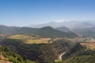 Dağ Quarzazate için Marrakesh gelen yol boyunca çeşitli