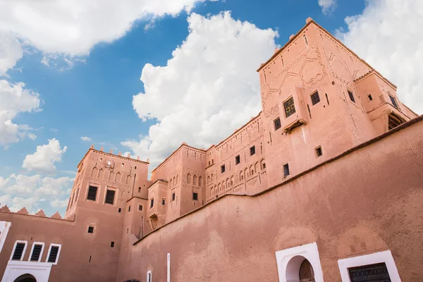 Kasbah de Taourirt met blauwe hemel en cloud — Stockfoto