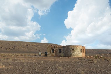 Bes Rock mavi gökyüzü ve yeşil ile yapılmış geleneksel ev