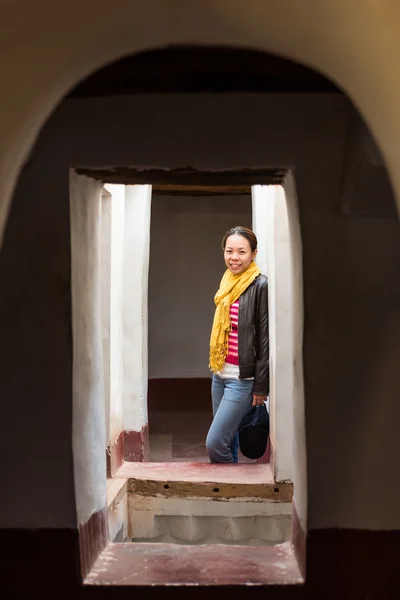 Eine ansianische Dame steht am Dachfenster der Kasbah de taourirt — Stockfoto
