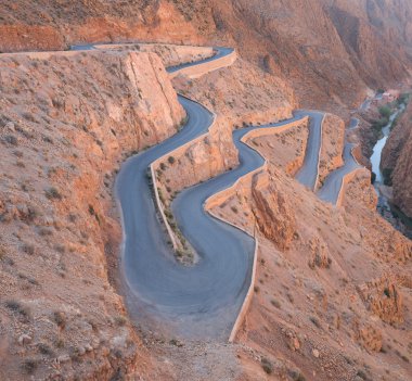 Gorges du Dades Vadisi, Fas için zikzak yol