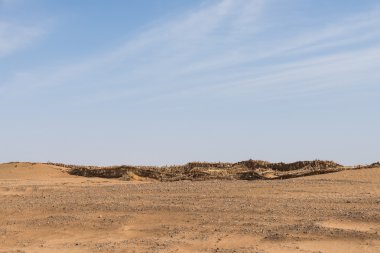 Sahra Çölü için bardağı taşıran damla yapılan kum engeli