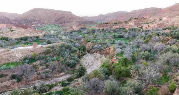 De gedroogde river in Gorges du Dades city, Marokko — Stockfoto