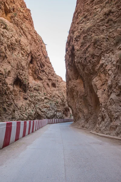 Las gargantas del valle de Dades con carretera, Marruecos — Foto de Stock