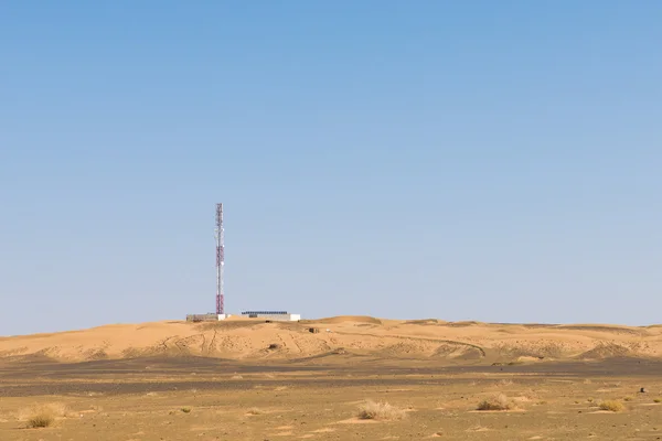 The telecommunication station in the desert with solar cell — Stock Photo, Image