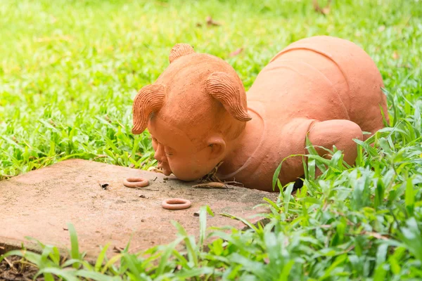 The pottery of Thai boy blow the rubber in the green garden — Stock Photo, Image