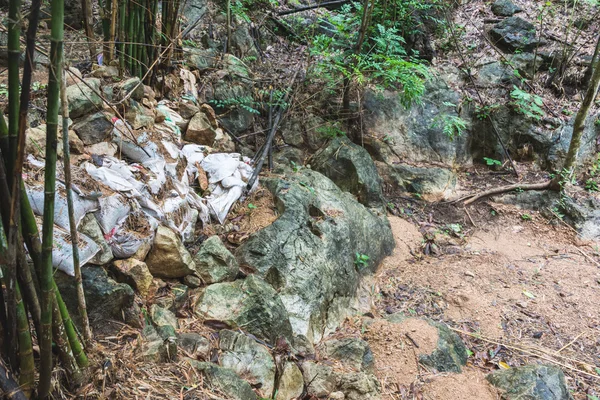 Der zerstörte kleine Damm im thailändischen Wald — Stockfoto