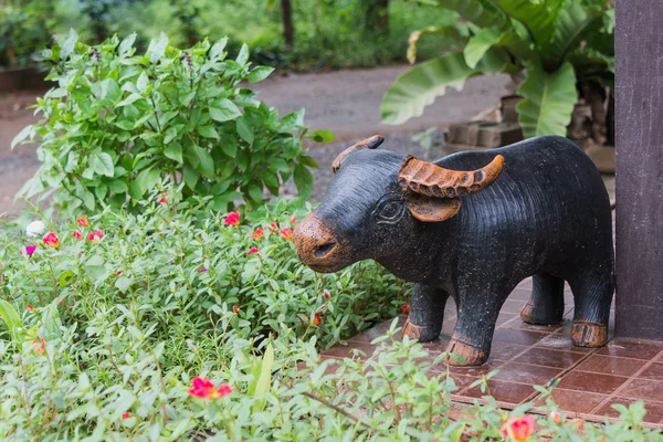 La ceramica di bufalo nel giardino per la decorazione — Foto Stock