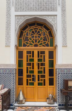 Arap tarzı ahşap kapı ile evi iç