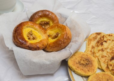 Geleneksel Arap kahvaltı ile Batı gıda karışık 