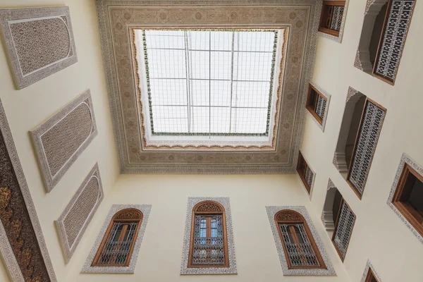 Innenraum des Hauses im arabischen Stil hat ein klares Dach — Stockfoto