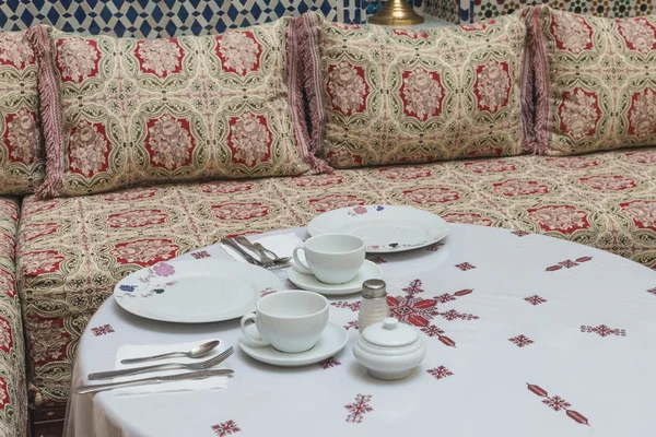 Dos juegos de plato y taza para el desayuno en la casa marroquí —  Fotos de Stock