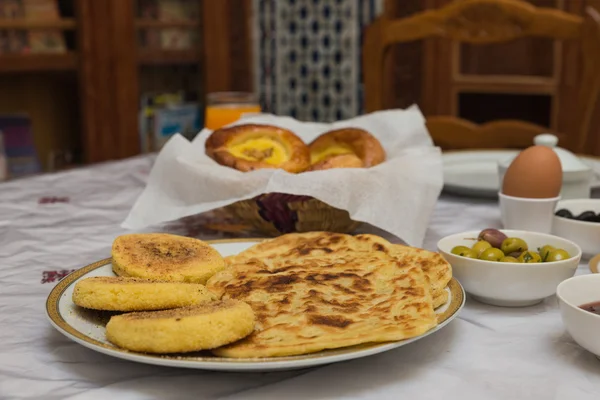 Sarapan tradisional arab dicampur dengan makanan barat — Stok Foto