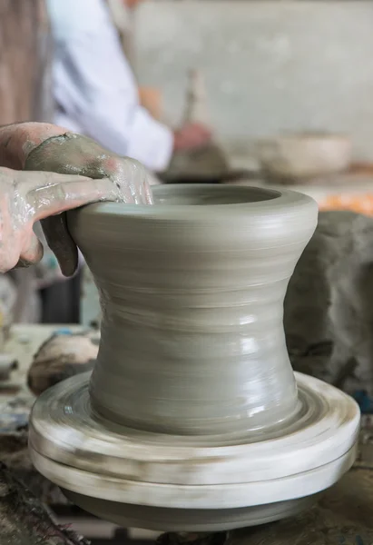El artista moldea la cerámica en la placa circulada — Foto de Stock