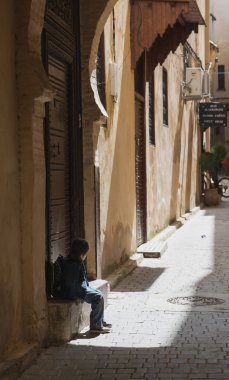 Ön kapının okuldan geri sonra onun veli için bekleyen bir çocuk sit