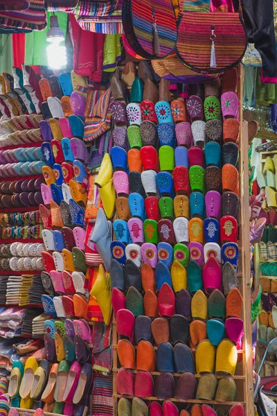 Los coloridos zapatos tradicionales de Marruecos hechos de cuero — Foto de Stock