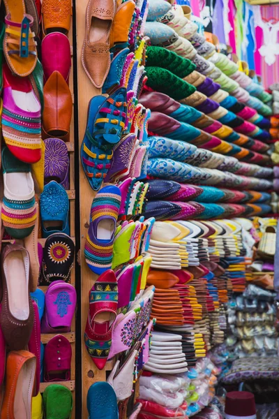 Los coloridos zapatos tradicionales de Marruecos hechos de cuero — Foto de Stock