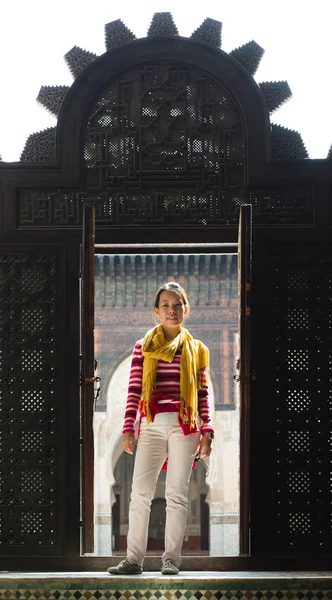 The asian woman stand in front of the wooden gate — Stock Photo, Image