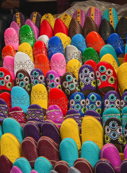 Los coloridos zapatos tradicionales de Marruecos hechos de cuero — Foto de Stock