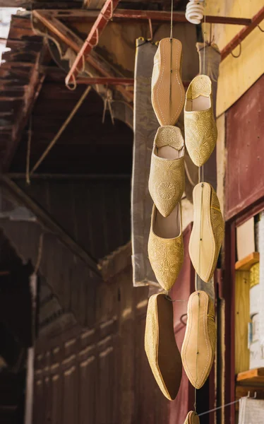革と布のウィットから作られたモロッコの伝統的な靴 — ストック写真