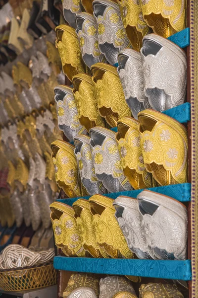 Les chaussures traditionnelles dorées et argentées du Maroc en tissu — Photo