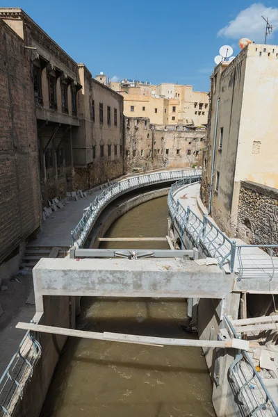 通过 medin 运河沿岸建设天桥下 — 图库照片