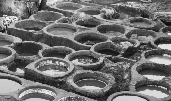 The well for soak leather in Chouara Tannery in Fes — Stock Photo, Image