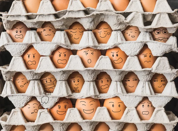 Яйца с эмоциями, как люди в жизни кондоминиума — стоковое фото