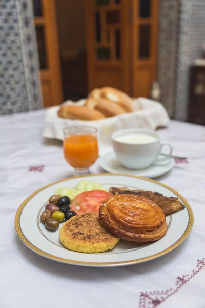 El desayuno árabe tradicional mezclado con comida occidental — Foto de Stock