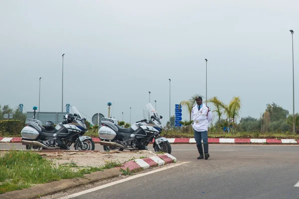 Een politie staat op de weg met twee grote motorfiets — Stockfoto