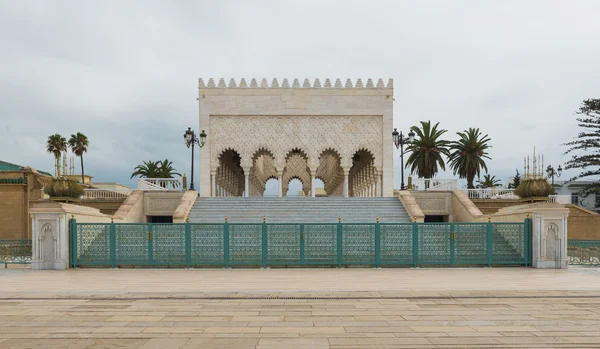 De buitenkant van het Mausoleum van Mohammed V in Rabat — Stockfoto
