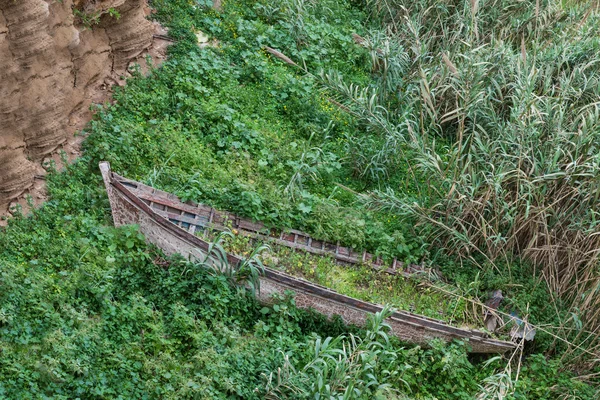 One wreck wooden boat strand in the bush in Rabat — Stock Photo, Image