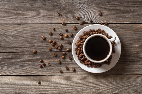 Tasse à café avec grains de café torréfiés Images De Stock Libres De Droits