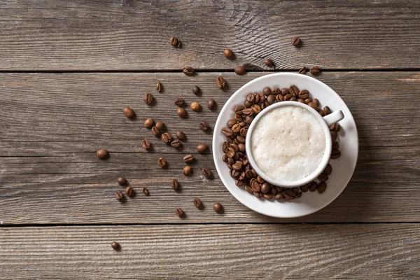 Tasse à café avec grains de café torréfiés — Photo