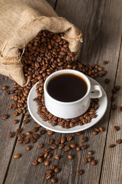 Xícara de café, saco com grãos de café — Fotografia de Stock