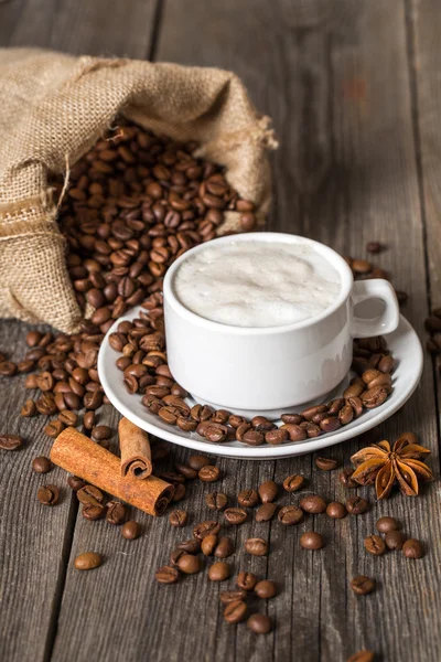 Taza de café, palitos de canela y bolsa de café —  Fotos de Stock