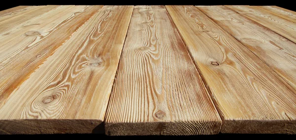 Imagem de tampo de mesa de madeira vazio isolado no fundo preto — Fotografia de Stock