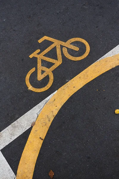 公園内の道路上の自転車の標識やアイコンの画像 自転車道 — ストック写真