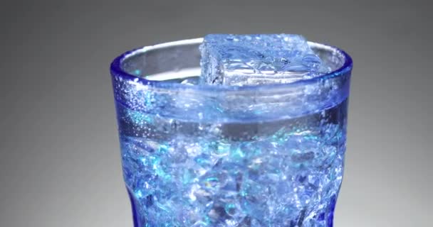 Vidrio Agua Con Cubos Hielo Girando Lentamente Cerca Bebida Fría — Vídeos de Stock