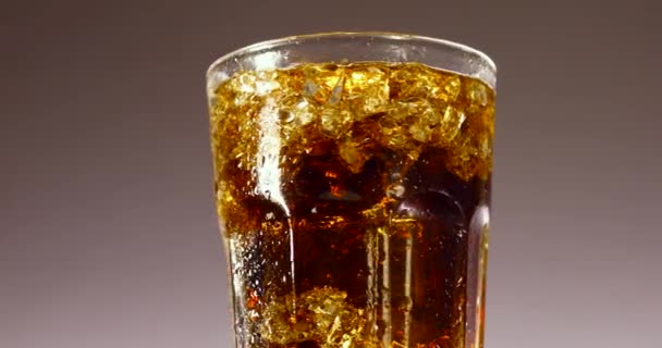 Cola Glas Met Ijsblokjes Langzaam Draaiende Close Koude Frisdrank Spinnen — Stockvideo