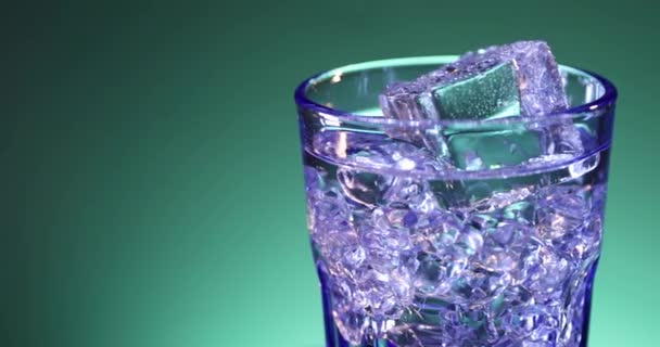 Vidrio Agua Con Cubos Hielo Girando Lentamente Cerca Bebida Fría — Vídeos de Stock