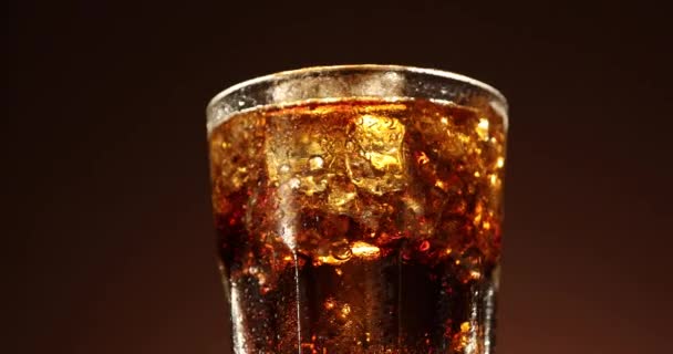 Vidrio Cola Con Cubitos Hielo Girando Lentamente Cerca Bebida Fría — Vídeos de Stock