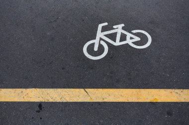 Bisiklet tabelası ya da parktaki yoldaki simge. Bisiklet yolu