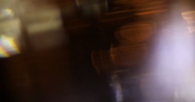 Çok renkli hareket eden ışık siyah arkaplanda 4K görüntü sızdırıyor. Kaplamalar için stüdyo merceği fişeği. Bokeh etkisi. 