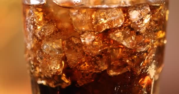 Sklenice Coly Kostkami Ledu Zblízka Cola Nápoj Ledem Bubliny Skleněných — Stock video