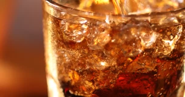 Ένα Ποτήρι Κόλα Παγάκια Από Κοντά Cola Ποτό Πάγο Και — Αρχείο Βίντεο