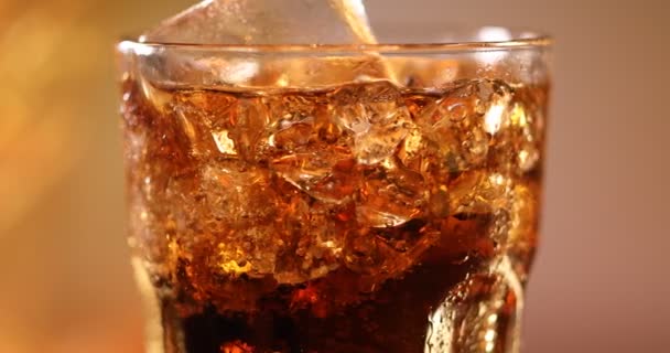 Segelas Cola Dengan Batu Close Cola Minum Dengan Dan Gelembung — Stok Video