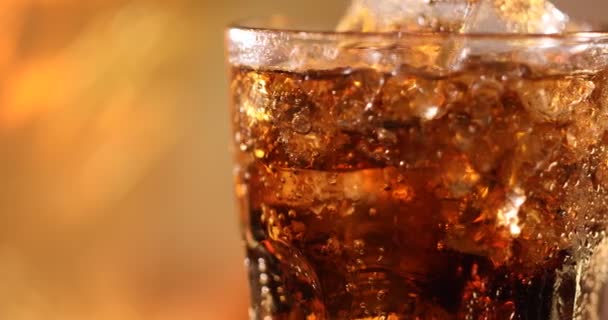 Ein Glas Cola Mit Eiswürfeln Großaufnahme Cola Drink Mit Eis — Stockvideo