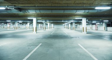 Temiz beyaz yeraltı otoparkının yatay görüntüsü