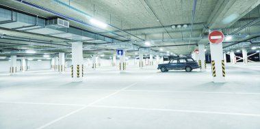 Temiz beyaz yeraltı otoparkının yatay görüntüsü